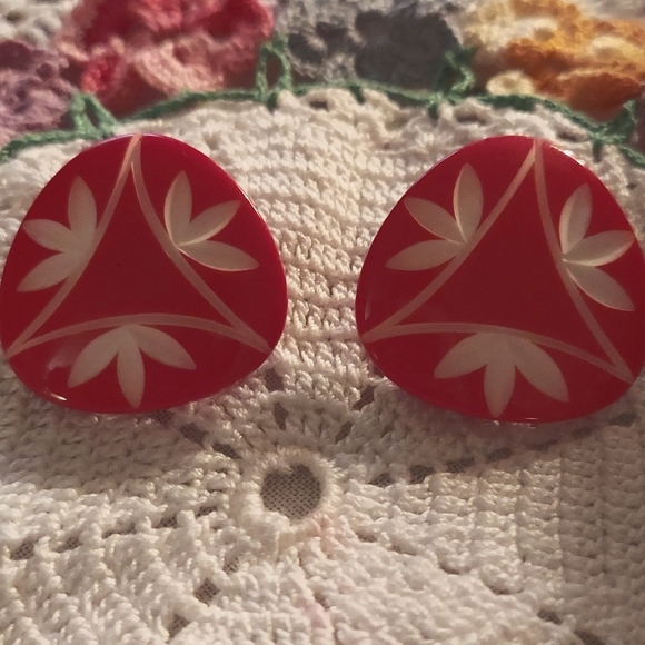 Adorable Vintage Carved Earrings - Picture 1 of 3